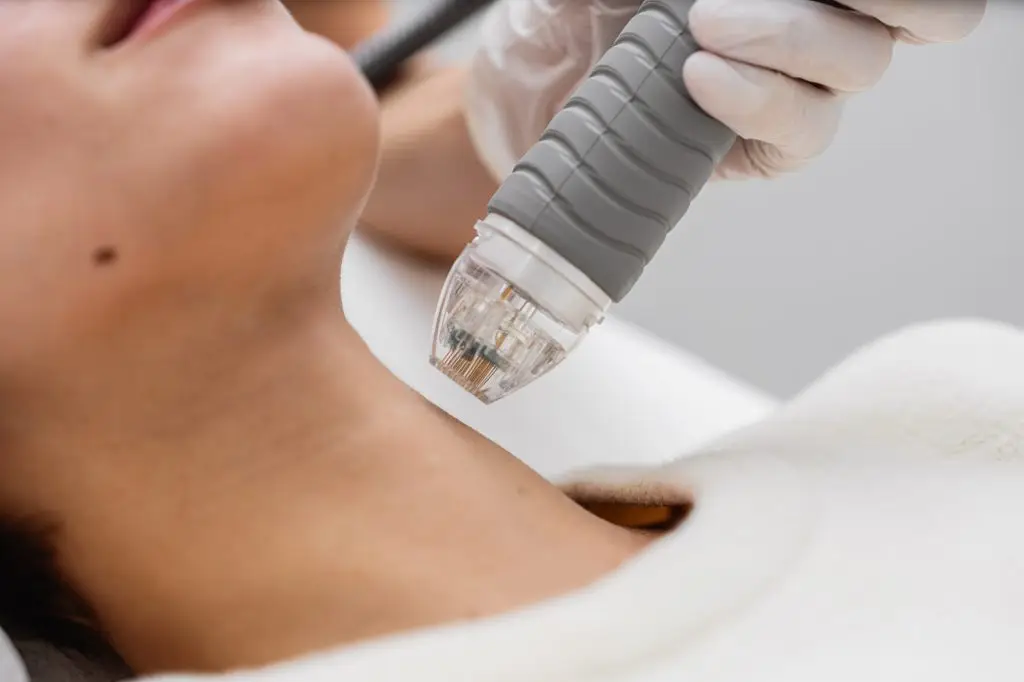 Treatment of women's facial skin in a beauty salon.