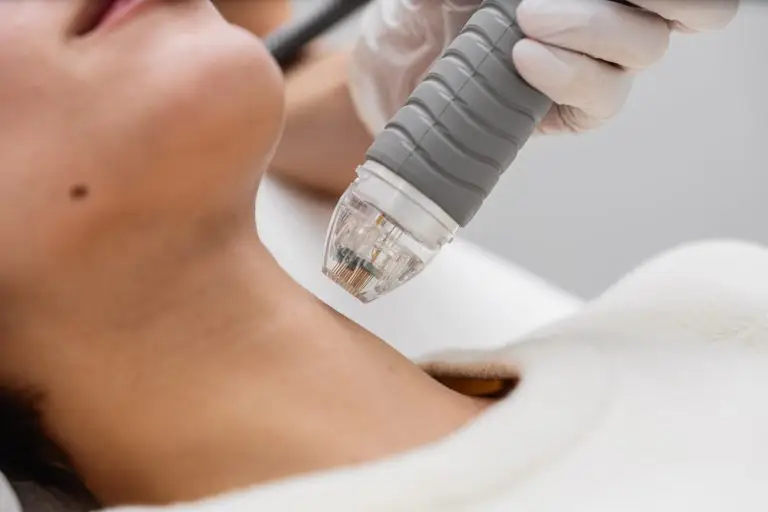 Treatment of women's facial skin in a beauty salon.