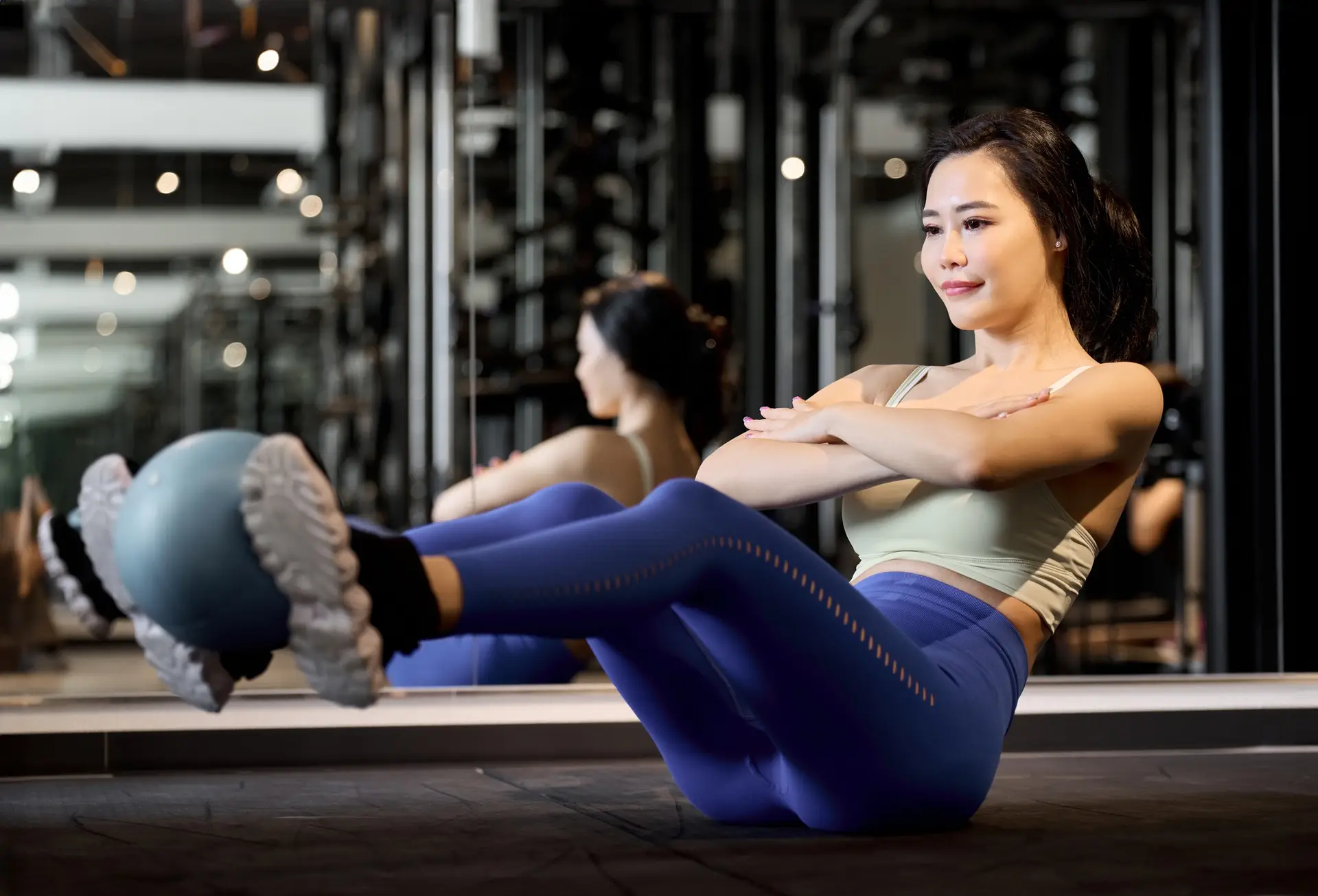 Woman training her abdominal muscles with crunches
